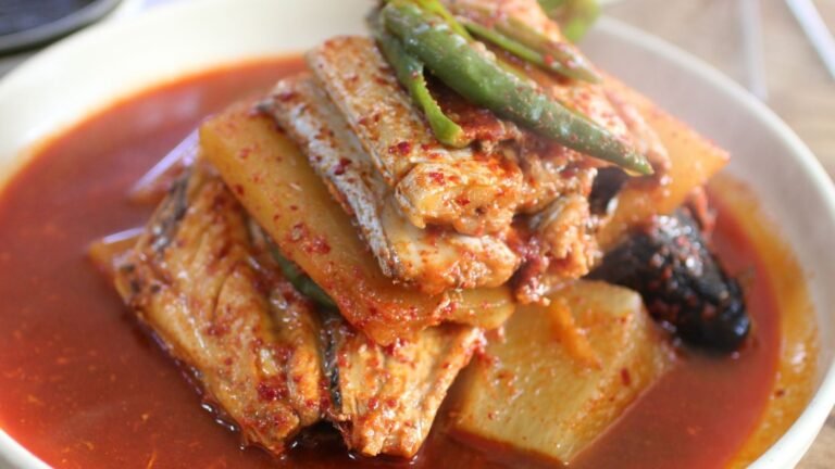 Galchi Jorim Recipe (Korean Braised Beltfish with Radish and Potato)